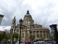 【聖イシュトバーン大聖堂】
1905年に完成したブダペスト最大の教会です！

かなり遠くからでないと、上の方まで見えないです。
