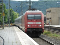 Koblenz Hbf (コブレンツ中央駅)で、IC2004列車 Emden Hbf 行きに乗り換える。
ケルンまでは1時間。
特割料金みたいなので取ったら、レギオナルバーンを乗るより安くケルンまで行くことができた。

列車は機関車が引っ張ってきた。