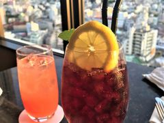 最上階のBarは、な、なんと！

20時までハッピーアワーなんですよ。
１杯５００円なり。

フードも対象のおつまみが19：30までオール５００円(^^♪

沖縄の夜にかんぱ～い(*^。^*)

