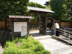 まずは寅さん記念館へ向かうため、和洋中の建物とお庭が有名だという「山本亭」の中を通り抜けることに。
