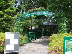 ほどなく北川村のモネの庭に到着。ほぼ開園と同時に入ります。この時はまだ駐車場にも余裕がありました。