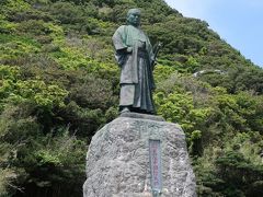 今度は海沿いの道を通ります。中岡慎太郎の像が。