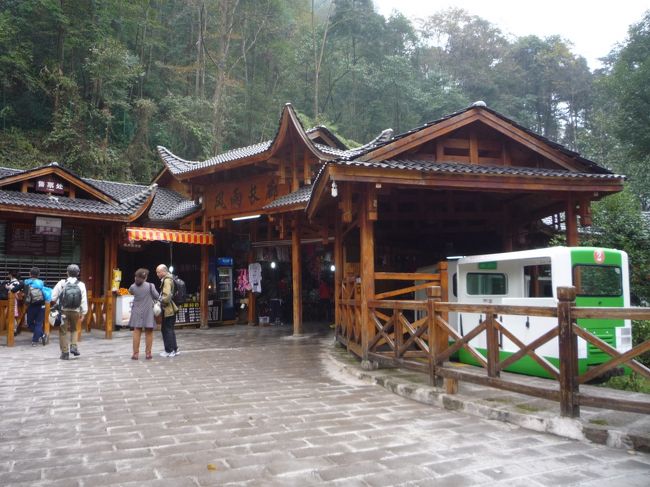 写真撮り撮り歩くと、１時間くらいの所を、観光電車がコトコト走ります。<br />こちら側からは、緩やかな下りになります。