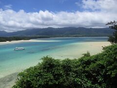 晴れ間は多くなり、海の色も鮮やかです。