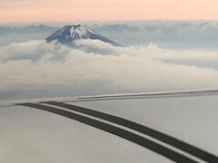 22日の機上から見えた富士山頂上