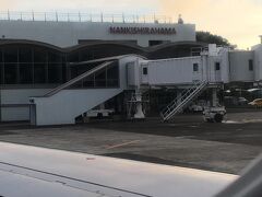 1日の帰りの空港ビルと飛行機への歩道の様子。

機上から。