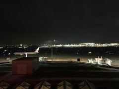 1日のKIHACHIから見た羽田空港の夜景。

食事をしながら、空港内を移動する飛行機、発着する飛行機が見えるレストラン。

向こうに見える光るビルは、羽田の国際線ターミナルです。

若い二人には、特に良いデート場所かも・・