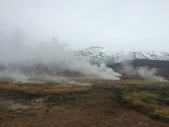 次の目的地はゲイシール間欠泉。

アイスランドでも有数の観光地の１つです。
バスから降りて間欠泉の方向へ歩きますが周辺は箱根の地獄谷のような景色でした。