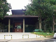 【国立アマゾン研究所 (INPA)】

空港に日本語の出来るへんなブラジル人ガイドが来てくれていた。彼が準備してくれた小さいバスに乗って向かった先はここ。