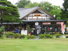 ミート工房。皆さんハム、ソーセージの山賊焼き食べていました。天気良ければ外の人工芝で座って食べられるのに。