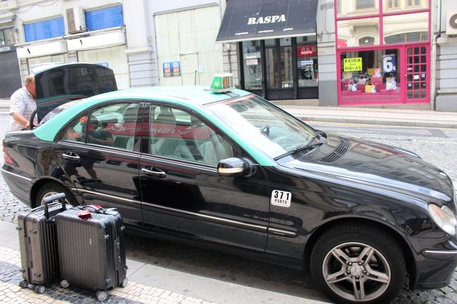 お願いしてたタクシーが時間少し前に到着<br /><br />宿泊したのはアパートなので万が一タクシーが来なかったらお部屋に戻って電話しなくっちゃってことで確認するまで鍵はポストに入れませんでした。<br />無人なのでチェックアウトはドアの所のポストにキーをお返しします。<br />また、1階にトランクルームがあるのでチェックアウト後もトランクの心配はないです。