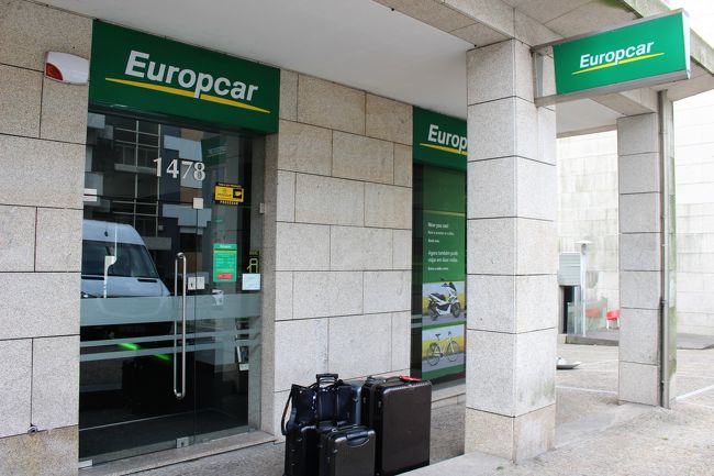 町中のオフィスで車を借ります。<br />日曜日なので営業は9時からです。