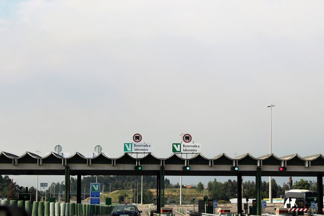 日本でいうETCみたいな制度があり車が対応してるのでその料金は後日清算です。<br />ややこしいのは、他の国にまたがった時その国のETCには対応出来てない事です。<br /><br />一般道から高速の乗り口へはややこしかったです。<br />大きく迂回するのでレーンが分かりにくかったです。<br />レーンを間違え入り直しました。<br />高速に乗ってしまえば1時間ほどでコインブラに。<br />第1は政治のリスボン、第２は商業のポルト、コインブラは、第3の都市で大学を中心に発展しました。