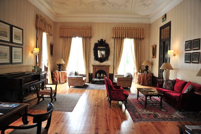 ホテルを入った所にフロントが着席式であり感じもいいです。<br />部屋数が少ない事もあり満室だったのでお部屋にはまだ入れません。<br />まだ午前中だしね・苦笑<br />リビングエリアも素敵です。<br />