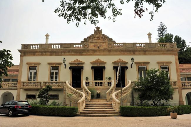 コインブラのホテルに着きました。<br />SLHのQUINTA DAS LÁGRIMAS <br />http://www.quintadaslagrimas.pt/quinta-das-lagrimas <br />スモールラグジュアリーホテルの会員特典で1年間に5か所のSLHに宿泊すると１泊無料宿泊が出来るのです。<br />キンタ ダス ラグリマスは宿泊費も安いので他の高い所で特典を使えばいいのですが1泊だけだしここでいいと（夫が）・・・・<br />