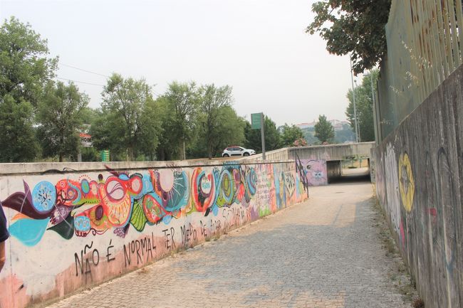 コインブラの大学まで車で行きたい所ですが、駐車場がないらしい。<br />では、町まで車で・・・と思ったのですが駐車場が一杯なら困るし～<br />15分ぐらいだと言うので歩く事にしました。<br /><br />ホテルを出て川を渡ります。<br />高架を越えて橋に。