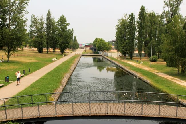 大きな川の手前に小さな川があります。<br />