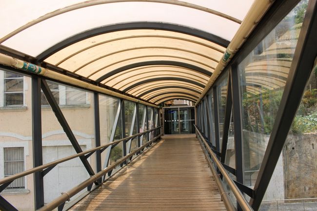 エレベーターを降りてこの通路を歩き・・・・