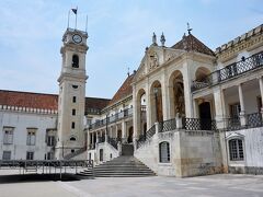 学校の校庭のような広場を建物が囲んでいました。
Paco das Escolas