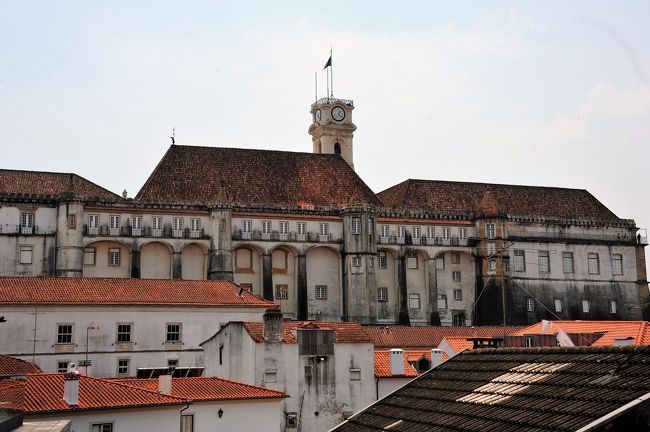 大学が見えます。<br />人が回廊を歩いてるのが見えます。