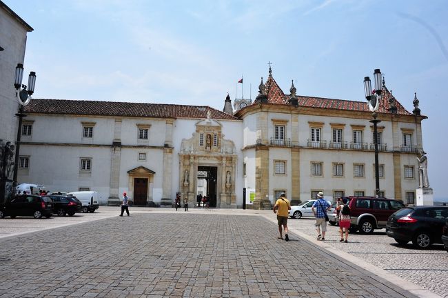 さぁ中に・・・<br />建物にある扉を抜けると・・・・