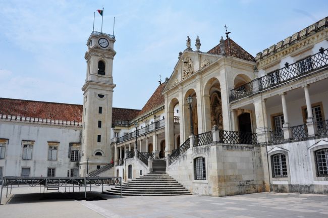 学校の校庭のような広場を建物が囲んでいました。<br />Paco das Escolas