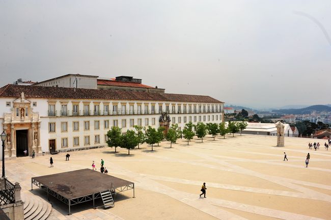 校庭見たいと言った広場<br />朝礼の台？<br />