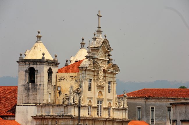 ほとんどの建物が古く歴史を感じる景色です。