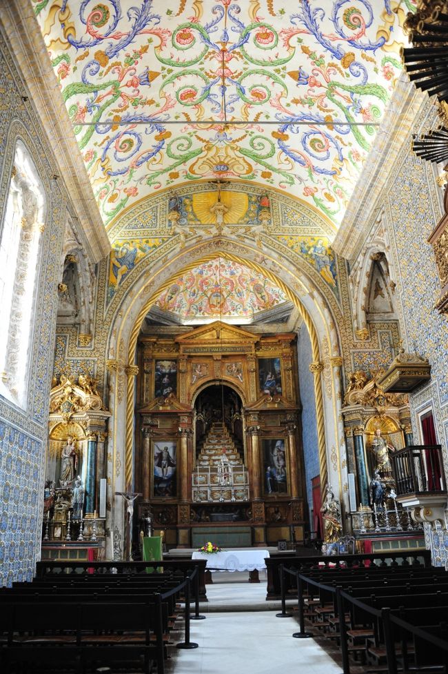 もう一つの扉はサン・ミゲル礼拝堂<br />壁や天井は色とりどりのアズレージョで装飾されていて、祭壇やパイプオルガンはバロック調の装飾や像で飾られてます。