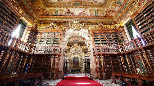 1720年ごろに建てられたこの図書館は、黄金に輝く豪華な書棚があり、蔵書は歴史的にも重要なものも数多く、16世紀から18世紀の書物が30万冊もあると言われています。また、天井には見事なフレスコ画が描かれていたり、金で装飾された豪華なパイプオルガンがあるなど、豪華な図書館をさらに美しい場所にしています。<br />写真撮影禁止なので写真はネットから