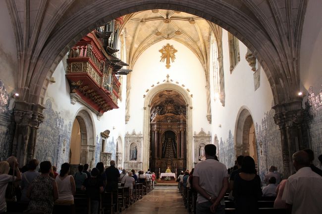 中では厳かにミサが行われていました。<br />教会内はシンプルです。