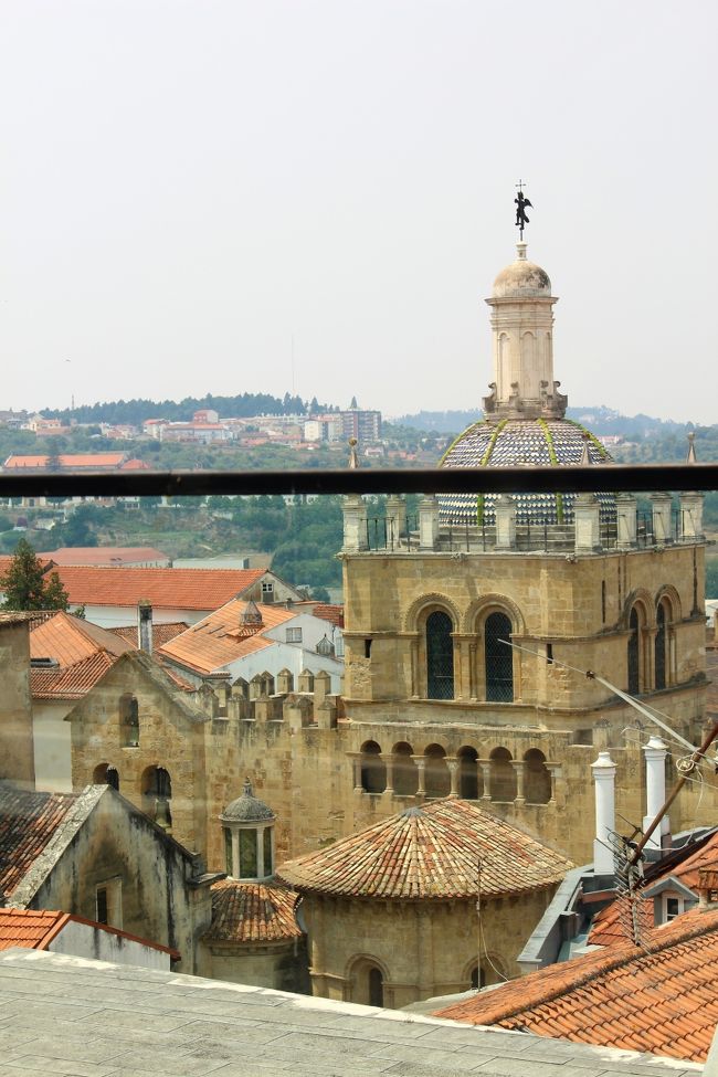 お店のテラスから雰囲気のある教会らしきものが見えます。<br />テラスには出れなくて残念