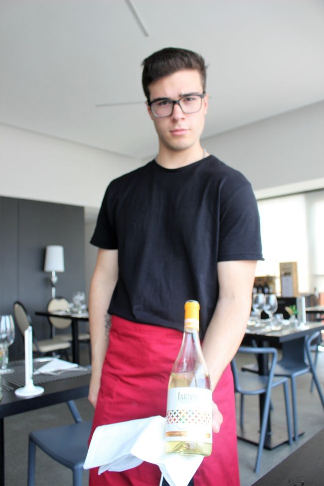 小腹が空いたので軽く食事にします。<br />日曜日だったせいかあまりお店も見当たらずカフェらしきお店が見えたので入ってみたら、どうやらホテルだったみたいです。<br />裏口から入ったのでコンパクトなカフェに見えた模様