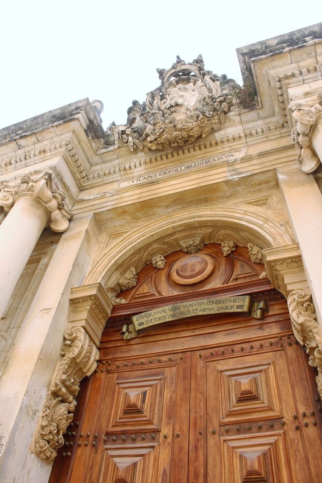 世界遺産コインブラ大学で、特に有名なのがジョアン5世図書館です。ここは、世界一とも評される美しい図書館です。