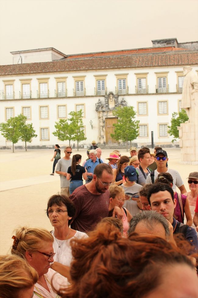少し前から図書館の前で並んでると時間には人がいっぱい。<br />14時40分より前の時間を書かれたペーパーを持ってた人が。<br />2名だったし入れてあげたらいいのに～と思ったけど係員はもう一度予約を取り直すように言ってました。