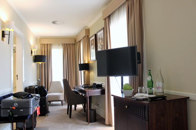 お部屋はカギ型になっていていいお部屋とは言えないけど満室なので仕方ありません。<br />