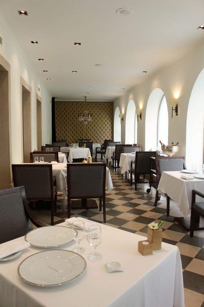ホテルのレストランArcadasです。https://www.quintadaslagrimas.pt/en/restaurants/restaurante-arcadas/1070/<br />ミシュランです。<br />メニューを見たらフレンチっぽくフォアグラなどのコースメニューしかなく<br />苦手なのでルームサービスかなぁ・・・とコンシェルジュに言ったら<br />アラカルトで好きにオーダー出来るとのこと。