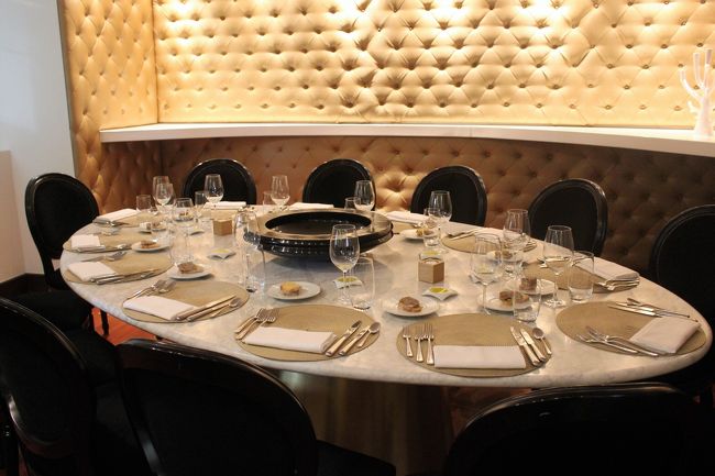 日曜日なので早くから予約を入れておきました。<br />グループの会食も多いのか賑やかに食事前のカクテルを楽しんでいました。