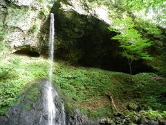 こちらが『銚子の滝』です。
『銚子の滝』は落差18mの直瀑で、滝口から水が落ちる様子が“銚子でお酒を注ぐ”ように見えたことからこう名付けられているそうです。

秋田県には他にも十和田湖の南に“銚子の滝”という名の滝があり、区別するために“湯の沢銚子の滝”とも呼ばれます。
十和田湖の南にある“銚子の滝”にも2008年に訪れたことがあります→http://4travel.jp/travelogue/10277158