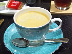 仙台の一流デパート藤崎さんの外商でお茶です♪なんとも、セレブ感堪能(笑)
コーヒーの美味しいこと♪
ウェッジウッドの器も素敵～