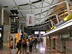 ６月２１日
今回参加したツアー会社は阪急トラピックス（阪急交通社）です。
広島支店の募集に応募しましたが、発着の飛行場が関西空港のためか参加者の大半が関西在住の方々でした。
関西以外の参加者は私以外に広島から参加されたご夫婦が２人、三重から参加された女性のお友達が２人、福岡から参加された女性が１人で合計６名、そして総参加人数は３７人というの多人数のツアーでした。
７月の参加は今回のツアーと料金が同一ながらホテルはヒルトンに宿泊できるため、参加者の多くは７月に流れるだろうと予想して６月のツアーを敢えて選んだのですが、こんなに参加者が多いとは思ってもみませんでした。
完全に予想を裏切られてしまい、旅行の行く末に暗雲を感じたのは私だけだったのでしょうか？
参加人数が多いツアーは途中のトイレ休憩など予想以上に余計な時間を取られてしまい、肝心の観光時間が削られてしまう恐れがあるからです。またホテル到着時間が大幅に遅れることも十分予想されます。
反対に少人数のツアーだと、全てが効率的に回ることで余剰時間が発生し、観光にたっぷり時間をかけることができます。
そんな体験をしたのが２年前のクロアチア旅行でした。僅か５人だけの少人数のツアーでしたが、旅程以外の観光もでき大満足でした。さて、今回はどうなりますでしょうか。