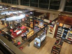 ６月２２日
ドバイ空港に到着しました。これから４時間待ちでハンブルク行きの飛行機に乗り換えします。
写真は空港内の免税店の様子。