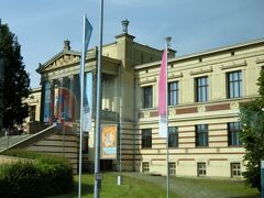 州立劇場の隣に建っているのが州立博物館。