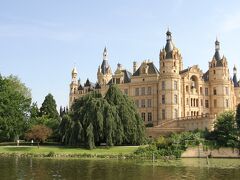 シュベリーン城の全景です。手前の湖はシュベリーン湖。
城を右寄せしたのは修復中のクレーンが邪魔だったため。
さてこの城、どこかで見たことはありませんか？確かフランスで見たような・・。
そうです。フランスのロワール川沿いにあるシャンボール城です。（外壁の色は違いますけどね。）それもそのはず、この城はシャンボール場を手本にして改築された城なんです。
この城は1845年から1857年にかけてメクレンブルク・シュベリーン大公フリードリヒ・フランツ２世によって大改装されました。
この時改築を請負った建築家がフランスに視察に出かけルネサンス様式のシャンボール城を手本したんだそうです。
シュベリーン城はシャンボール城を手本しましたが建築様式はネオゴシック様式で建てられました。　　