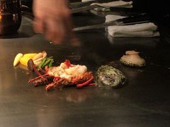 オードブルは、たっぷり過ぎるほどエグゼクティブ・ラウンジで食べて来たので、アラカルトで注文。

まずは伊勢海老（由良産）と黒鮑（天草産）を焼いてもらって、悠佑とシェア。
窓からは「あべのハルカス」など、南側の夜景が楽しめます。