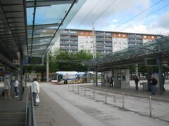 ザルツブルク中央駅のバス停。
旧市街に行く時は、1番のバス「EuroPark」（オイロパーク）行きに乗る。
乗って5つ目の停留所で降りる。
川を渡って1つ目の停留所である。

帰りは、降りた停留所の向かいから、1番のバスに乗る。
帰りのバスは、「Messe」（メッセ）行き。