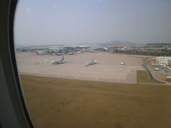 でも、カタール航空のキャンセルがきっかけでこのフライトに乗れたというご縁があったことに感謝をしなくちゃね(^_-)-☆。
ソウル仁川国際空港に着陸です。