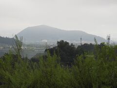 塩の山。盆地の中に寝そべっています。