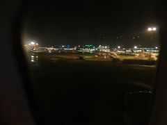 予定通りに東京成田国際空港に着陸しました。
第２滑走路に着陸したようで、第１ターミナルまで飛行機は成田空港内をウロチョロ(^_^;)。