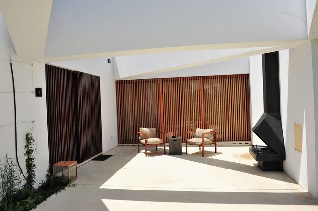 お部屋の外はこんな感じでオープンエアーのリビング